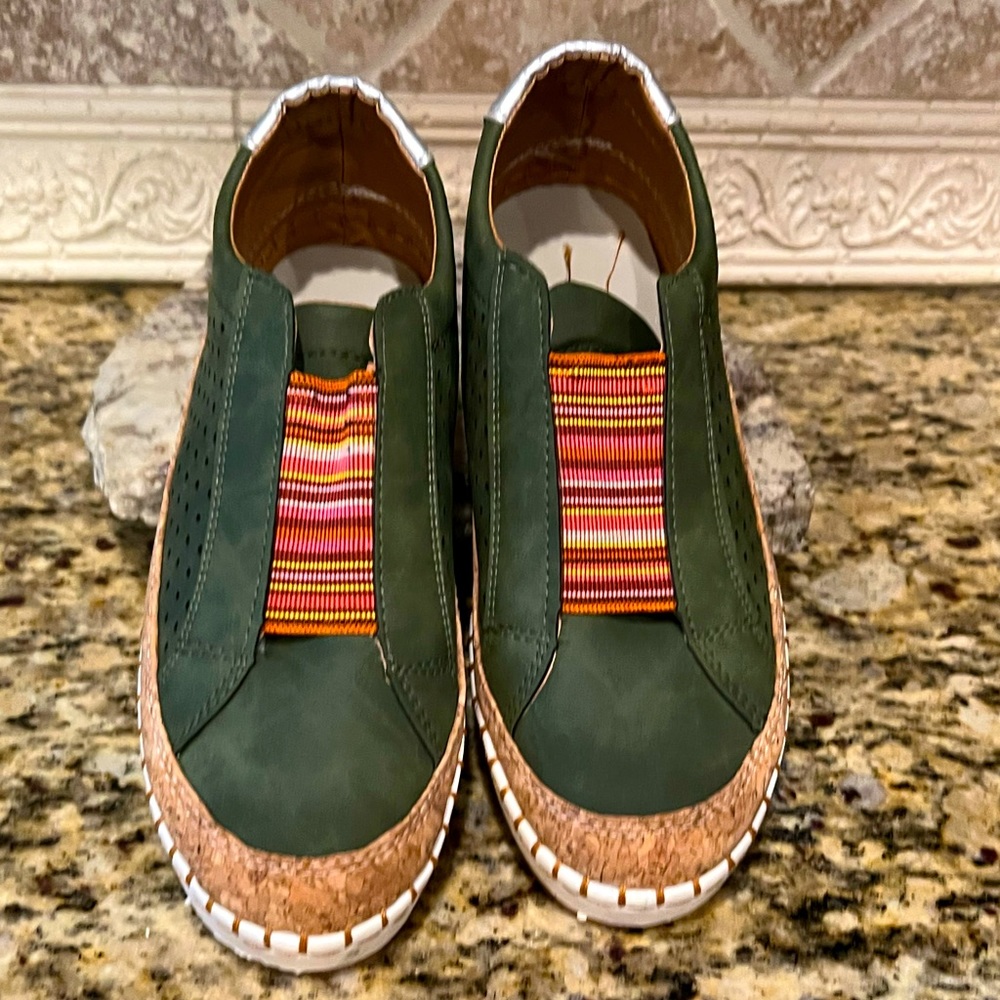 NWOT Women’s Army Green Breathable Platform Flats Sneaker Size 8